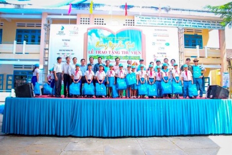 Caravan thư viện Hai Mươi Ba Mươi lần thứ 8-2017: trao tặng 2 thư viện đạt chuẩn quốc gia tại Quảng Ngãi
