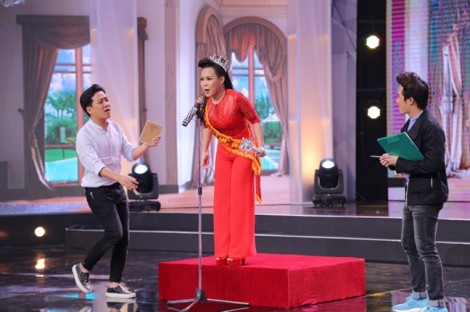 Việt Hương bóng gió mang vụ kiện của hoa hậu Phương Nga lên sân khấu