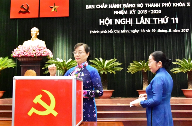 Lanh dao TP.HCM quyen gop ung ho dong bao bi mua lu