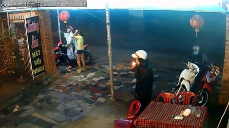Nhóm trộm dàn cảnh lấy xe máy trong vòng 15 giây