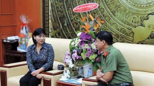 Hội Liên hiệp Phụ nữ TP.HCM thăm, chúc mừng lực lượng công an