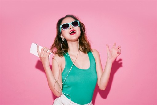 Như chiếc lò xo bị nén quá lâu, khi họ bật lên, ai cũng choáng