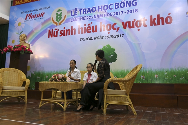 Bao Phu Nu TP.HCM trao hat mam nhan ai cho 600 nu sinh ngheo hieu hoc