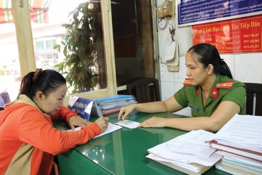 Kỷ niệm 72 năm Ngày truyền thống Công an nhân dân: Những 'bông hoa thép'