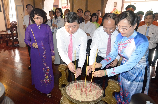 Lanh dao TP.HCM dang huong tuong niem Chu tich Ton Duc Thang