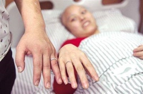 Bạn gái mắc ung thư giai đoạn cuối, bạn trai vẫn một mực đòi cưới