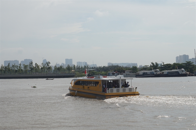 Buyt duong song dau tien o Sai Gon bat dau hoat dong