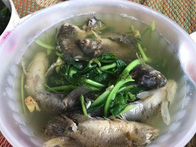 Nau canh ca ro nguyen con, khong mo, trang ot, vo vung bi chong mang te tua