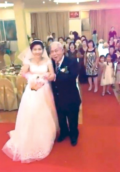 Cụ ông cưới vợ, đừng cười nữa được không?