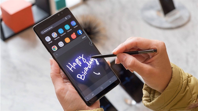 Galaxy Note 8: 'Dat xat ra mieng' hay lua chon phi tien?