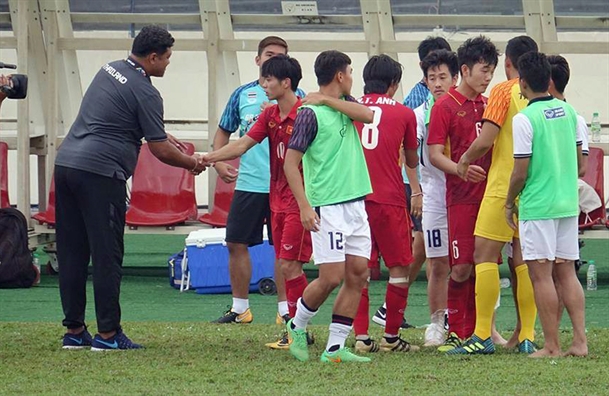 U22 Viet Nam buon ba roi san sau tran thua muoi mat 0-3 truoc Thai Lan