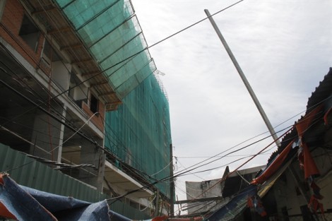 Hai mẹ con thoát chết may mắn khi thanh sắt công trình đâm xuyên mái nhà