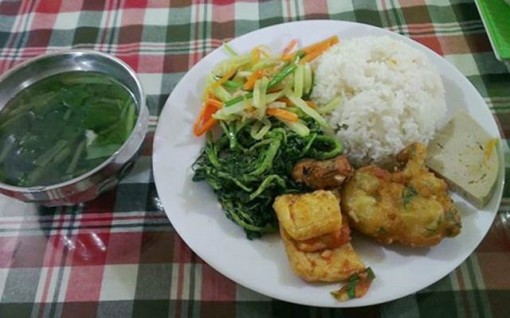 Q.8: phát 1.000 suất cơm chay cho người nghèo