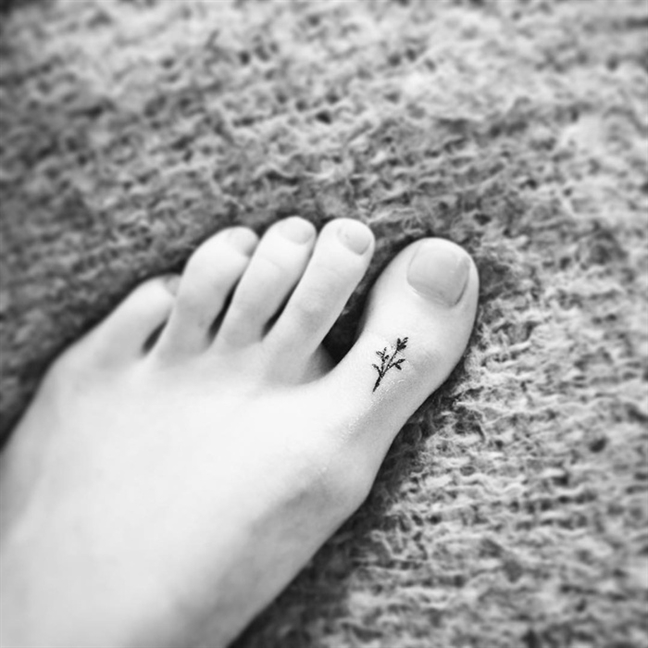 Xăm ngón chân: Độc quyền, táo bạo và dễ thương, hình xăm trên ngón chân sẽ khiến bạn nhìn thấy đôi chân của mình khoác lên một vẻ ngoài mới mẻ.