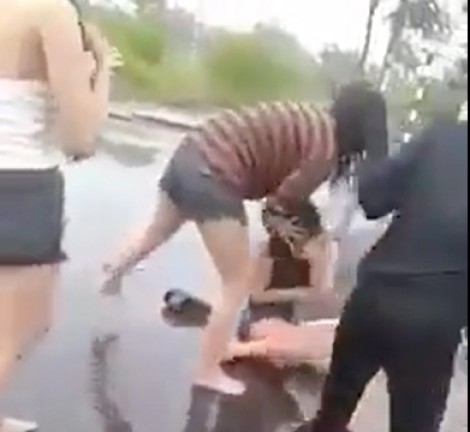 Thiếu nữ bị đánh hội đồng, lột đồ giữa trời mưa