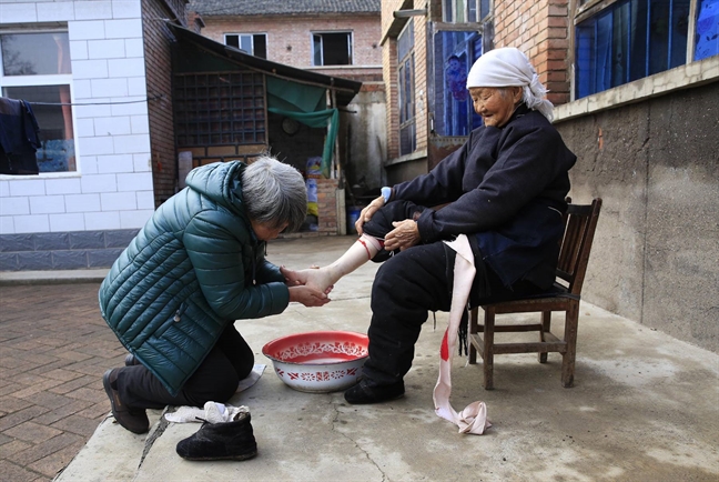 Hon 70 nam, nguoi phu nu van mac yem dao chong tang lam cua hoi mon