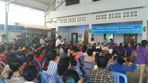 Trao 140 phần quà cho phụ nữ, trẻ em người Việt nghèo tại Vương quốc Campuchia