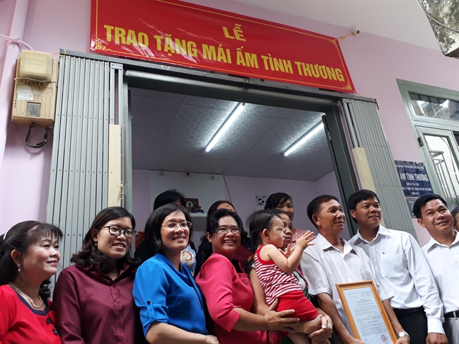 Hoi LHPN TP.HCM trao mai am tinh thuong cho ho ngheo