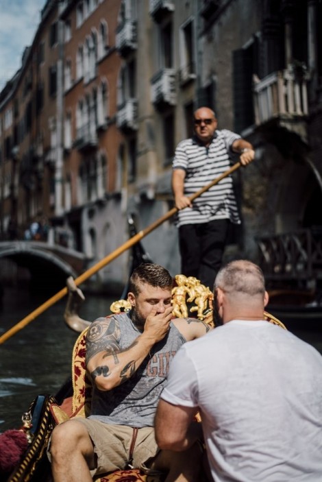 Nam vận động viên Olympic khóc khi được bạn trai cầu hôn tại Venice lãng mạn
