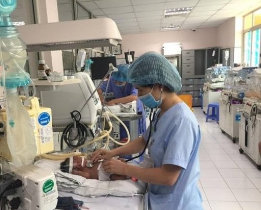 Cha mẹ bỏ ngay thói quen hôn con vì căn bệnh này đang lây lan rất mạnh