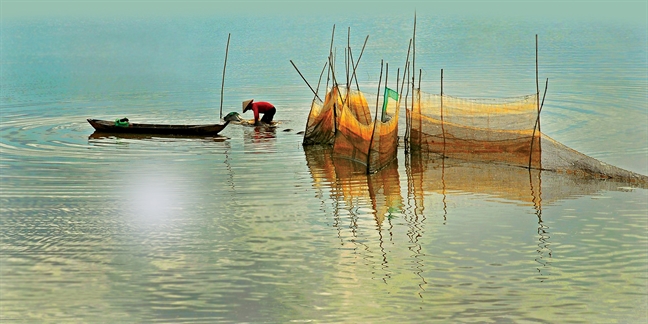 Nguoi gia dau dam giuc con chau ve tham