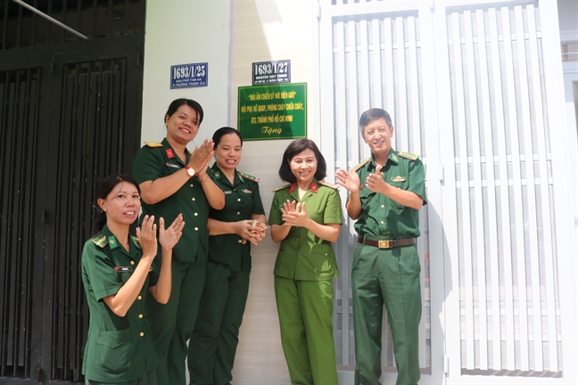 Bo doi bien phong TP.HCM trao mai am cho chien si co hoan canh kho khan