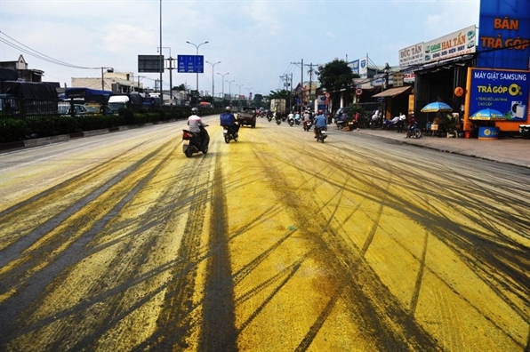 Hang chuc nguoi di duong bi bui hoa chat vang trung 