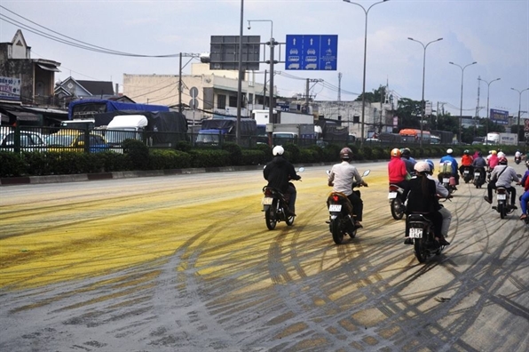 Hang chuc nguoi di duong bi bui hoa chat vang trung 