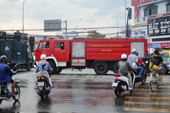 Hang chuc nguoi di duong bi bui hoa chat vang trung 