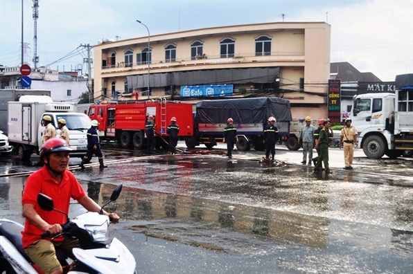 Hang chuc nguoi di duong bi bui hoa chat vang trung 