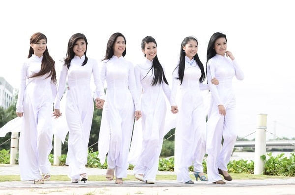 Ao dai nu sinh bi buc tu?