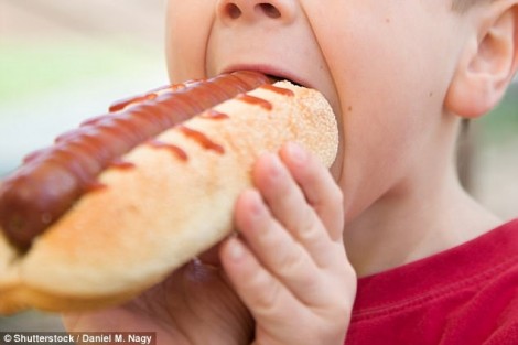 Bé trai 9 tuổi ngưng tim sau khi ăn hotdog