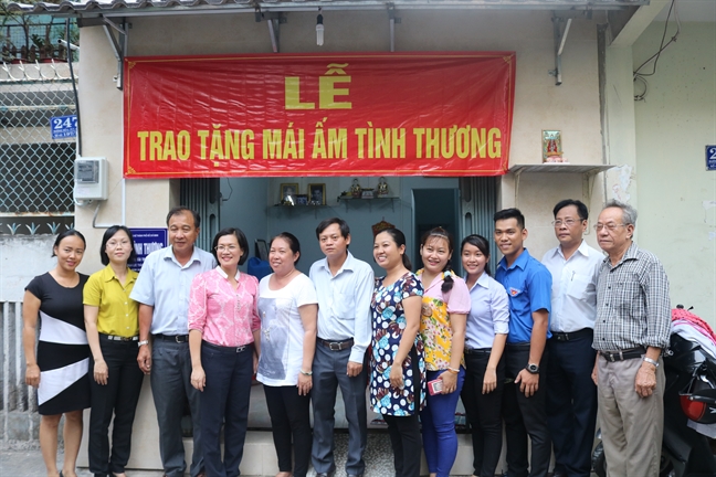 Trao mai am tinh thuong cho mot chi hoi truong