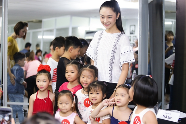 'Mau nhi' day tu 3 gio sang di thi tuyen nguoi mau