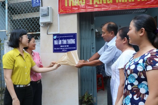 Trao mái ấm tình thương cho một chi hội trưởng