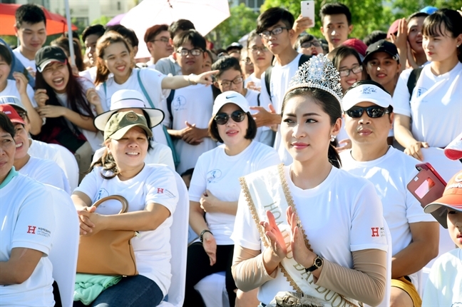 HH Ngo Phuong Lan, Thu Thuy hao hung khi duoc trao 'quyen sinh sat' tai ‘Hoa hau Dai duong 2017’