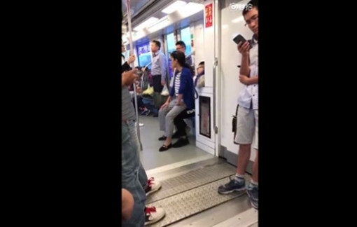 Không được nhường chỗ, người phụ nữ ngồi lên lòng chàng trai trẻ trên tàu điện