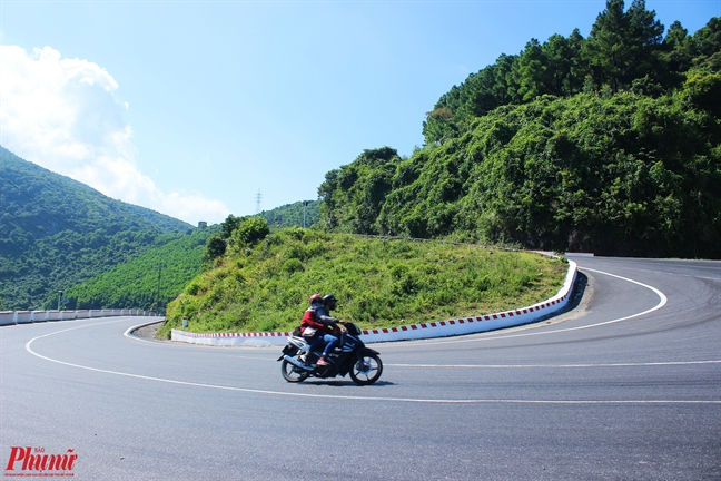 Vuot deo Hai Van ngam bien xanh ngat, nui trap trung