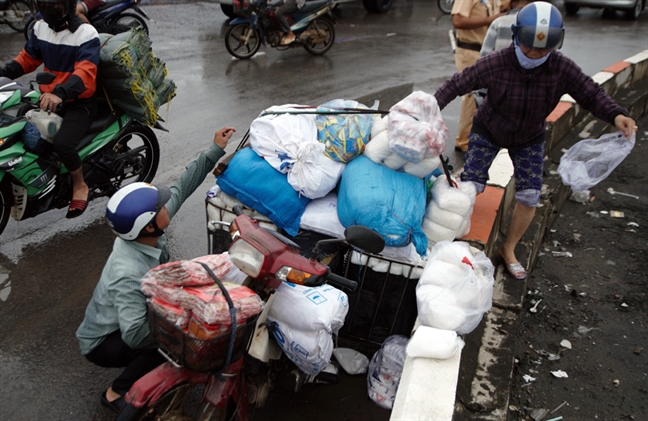 Bien Hoa chim trong bien nuoc sau tran mua ky luc do bao Doksuri