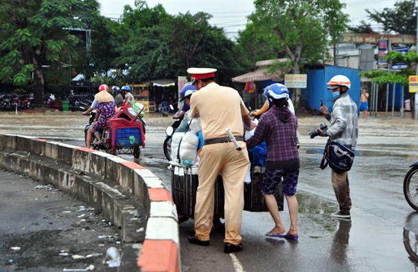 Bien Hoa chim trong bien nuoc sau tran mua ky luc do bao Doksuri