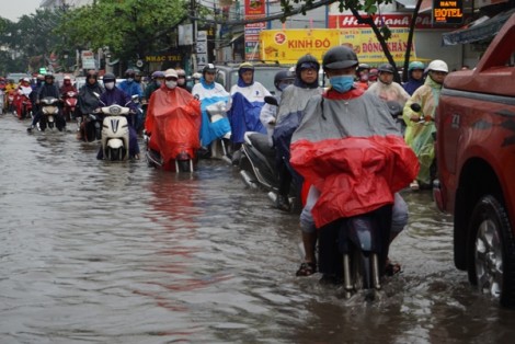 Ảnh hưởng bão số 10, Sài Gòn 'tê liệt' vì mưa cực lớn gây ngập, kẹt xe nghiêm trọng