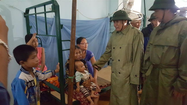 Sieu bao Doksuri do bo mien Trung, 2 nguoi tu vong cung hang tram nha dan toc mai