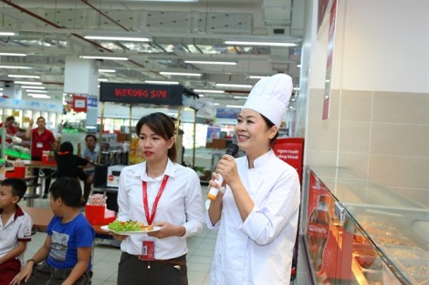 Trải nghiệm gần 100 món ăn do cô Diệu Thảo xây dựng tại siêu thị Auchan