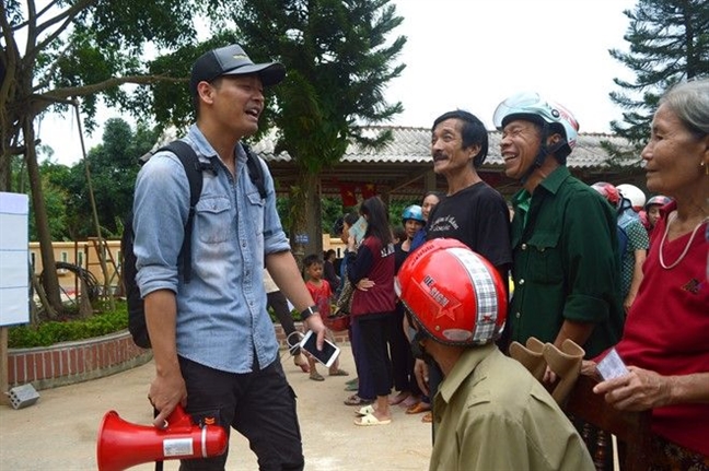 Duy Manh ‘da xeo’ chuyen quyen gop tien ty di lam tu thien cho dong bao mien Trung lu lut?