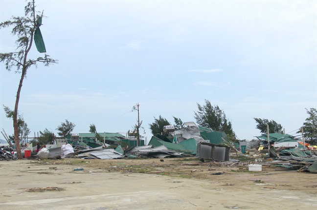 Sieu bao san phang bien Cua Hoi, nguoi dan khoc rong vi lam canh trang tay