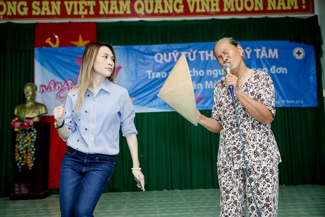 My Tam di tu thien, ngoi bet xuong dat de tro chuyen cung cac cu ba