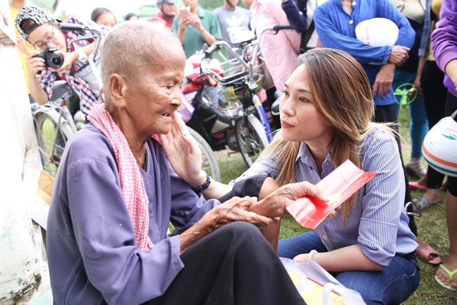 My Tam di tu thien, ngoi bet xuong dat de tro chuyen cung cac cu ba