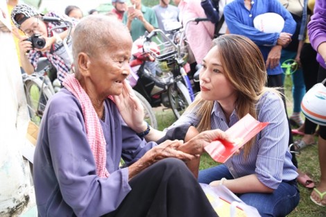 Mỹ Tâm đi từ thiện, ngồi bệt xuống đất để trò chuyện cùng các cụ bà