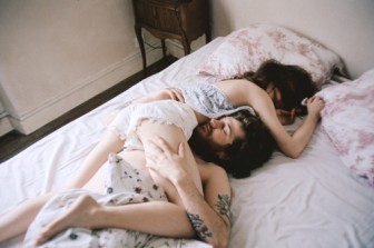 Vòng một dẫu là 'sân bay' chồng vẫn cưng nựng như trứng