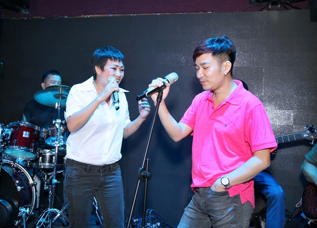 Hon 200 nguoi cat luc phuc vu cho live concert cua Quang Ha
